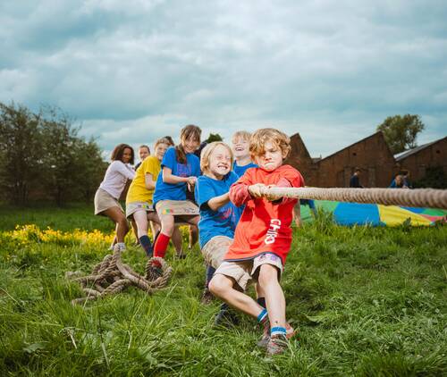 Kinderen trekken aan touw.