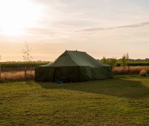 Tent op het kampterrein