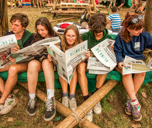 Chiroleiding leest een krant op Krinkel