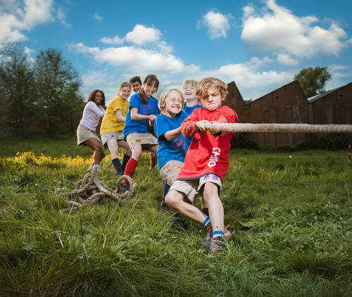 kinderen trekken aan een touw