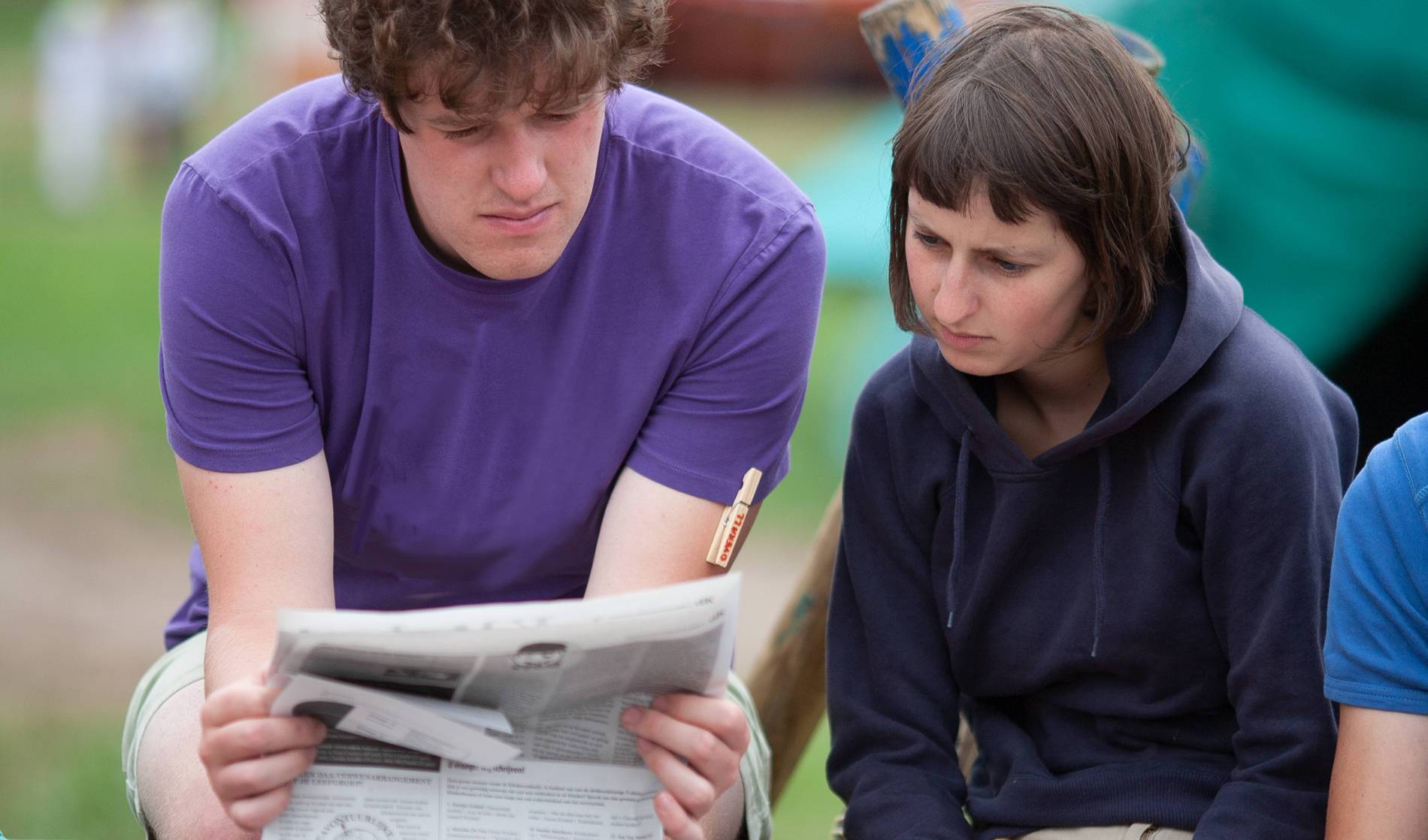 Leiding leest krant