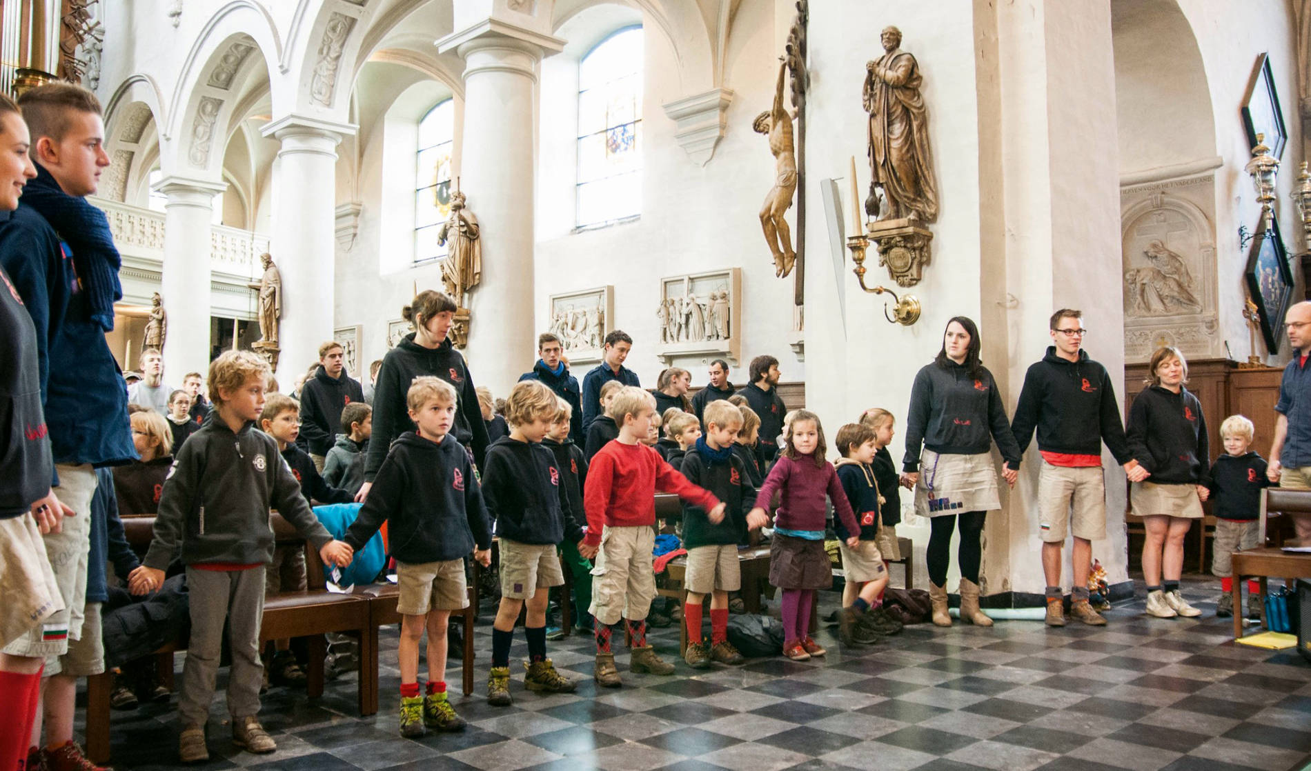 Chirogroep die misviering bijwoont