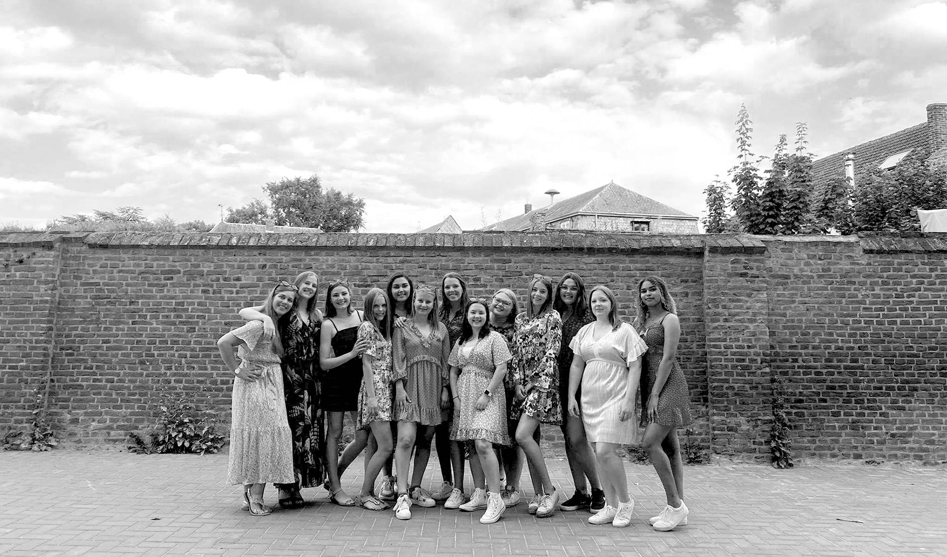 Foto in gala outfit leiding meisjes Hoeselt Centrum.