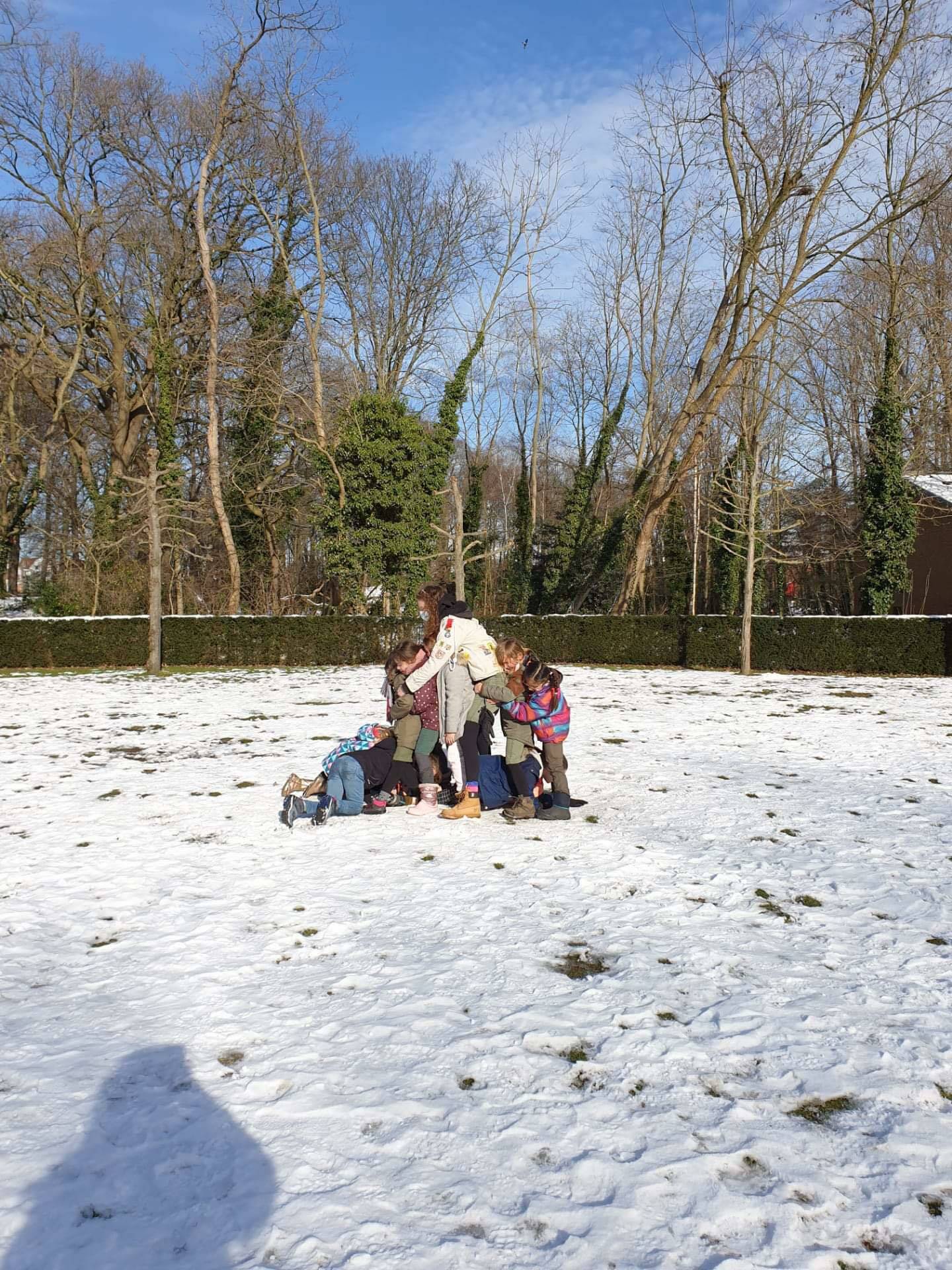 Scouts 4de Sint-Joris Meisjesgidsen die spelen in de sneeuw