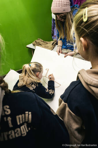 Samen werken aan een tekening voor de Sint