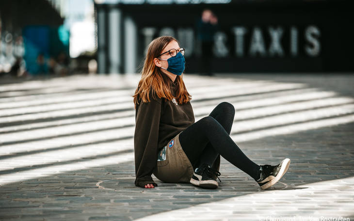 meisje, cirkel, chiro, mondmasker