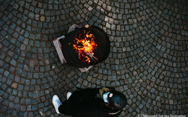 Iemand aan een vuurtje in ton