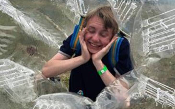 Wannes in een plastiek bal